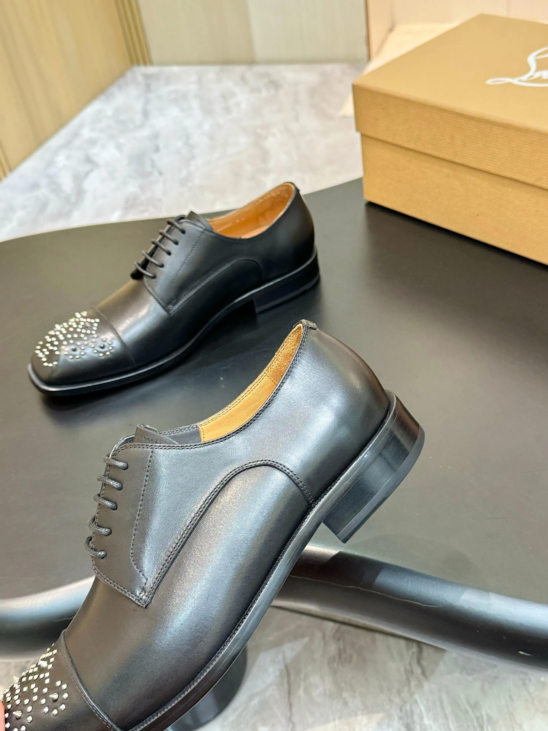 [CL red sole shoes] Top P: 1020💰 Size 39-44 (⚠️38.45.46.47 custom-made, non-returnable and non-exchangeable) 🆑High-end men's business formal leather shoes, original authentic top quality goods ••✅💯 Top original order purchasing agent! Original imported patterned cowhide ➕Imported cowhide lining ➕Cowhide feet ➕Original leather outsole~🉑️Feel free to compare the authentic ones!